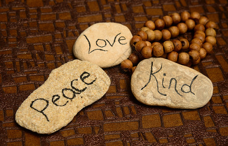 和平爱和仁慈的言语与石背景图片