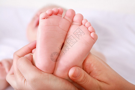 新生儿脚在母亲手中的详情图片