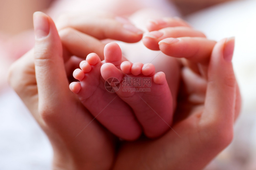婴儿的脚被妈抱在怀里图片