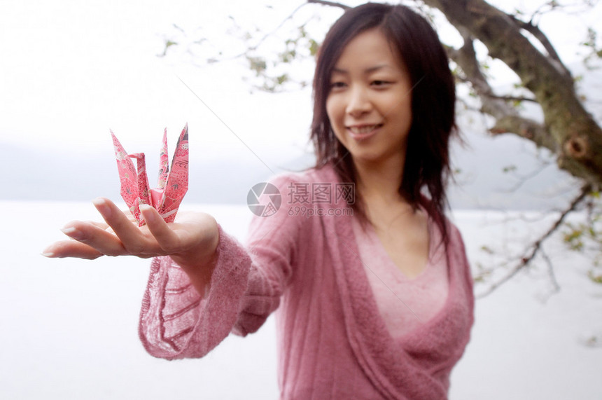 一位有吸引力的日本年轻女子站在湖边风景下图片