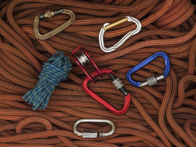 登山和攀岩的设备在绳索上图片