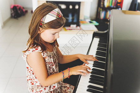 在家弹钢琴的小女孩图片