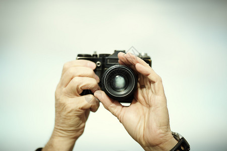 古老的旧相机和手自然光录音电影Fx有选择地关背景图片