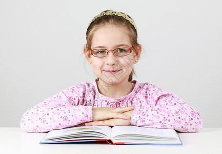 戴眼镜看书的可爱女学生图片