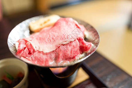 传统日本牛肉寿喜烧图片