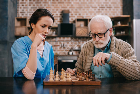 老人与女保姆下棋图片