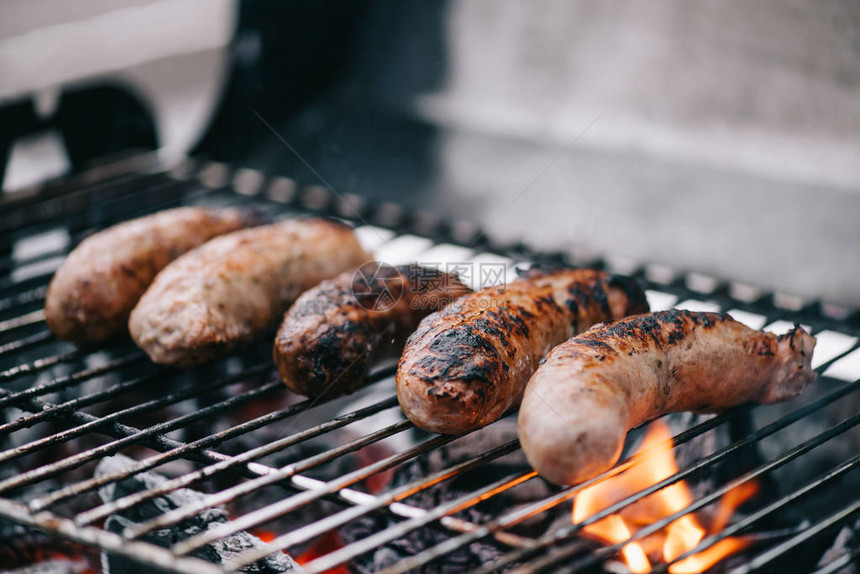 烤肉香肠在bbq网格上图片