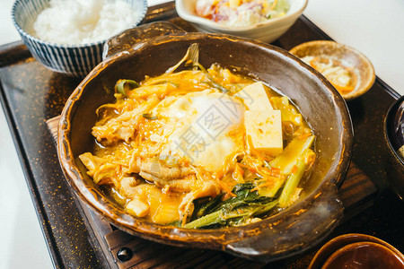 洋饭热菜盘的Kimchinabe图片
