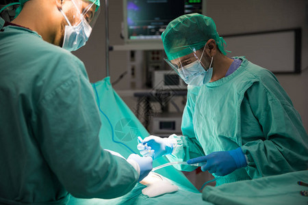 由两名男外科医生组成的小组在手术室对医院一名病人进行手图片