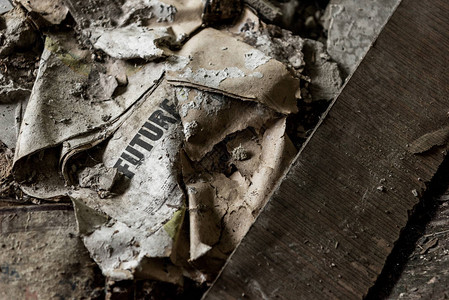 烧毁的报纸在肮脏的地板上刻着未来的字样图片