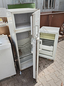 危险废物冰箱倾倒破损的冰箱含有氟氯化碳图片