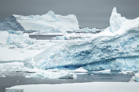 结霜的冰山在南极海洋图片