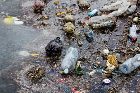 塑料瓶垃圾在水中背景图片
