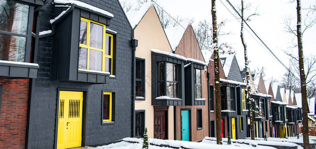 在寒冷的冬天地上有雪的花式现代住宅图片