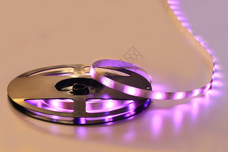 黑暗环境中的紫光LED条图片