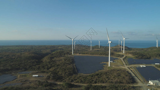 伊罗戈斯用于在海边发电的风车鸟瞰图菲律宾北伊罗戈的班吉风车太阳能农场背景