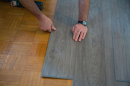 在镶木地板上铺设乙烯基地板升级图片