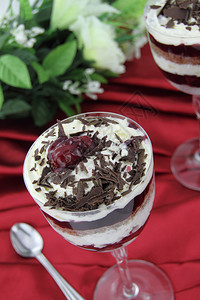 玻璃杯中的黑森林甜点蛋糕图片