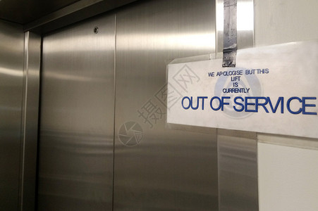 电梯门上的停用通知标志图片