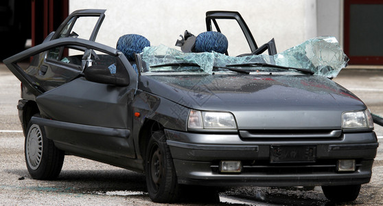 交通事故发生后灰色汽车因玻璃碎玻图片