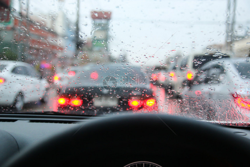 在城市里下雨开车从里面看图片