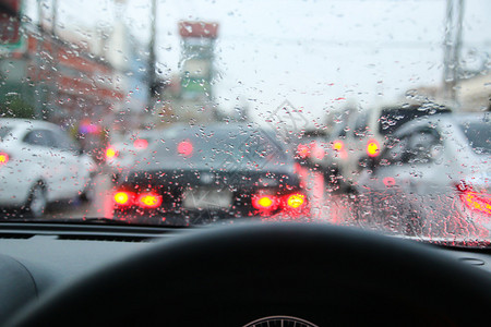 在城市里下雨开车从里面看图片