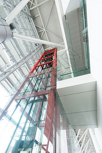 带电梯的现代建筑的内部图片