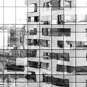 现代建筑反映在另一栋建筑的玻璃立面上抽图片