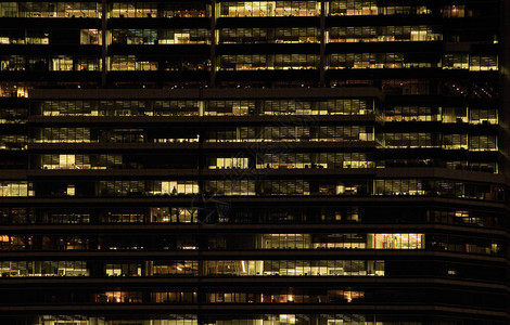 夜间办公大楼深夜工作玻璃窗帘墙图片