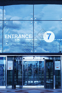 现代机场入口冷色调图片