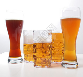 许多德国啤酒的杯子包括德克尔啤图片