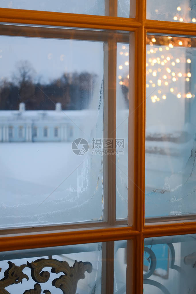寒冷的窗子对冬季庭院的景象玻璃中闪亮图片