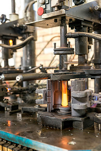 玻璃瓶生产厂熔化玻图片