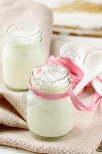 玻璃罐中的新鲜天然酸奶图片