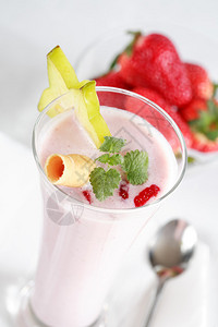 草莓奶昔配水果的照片图片
