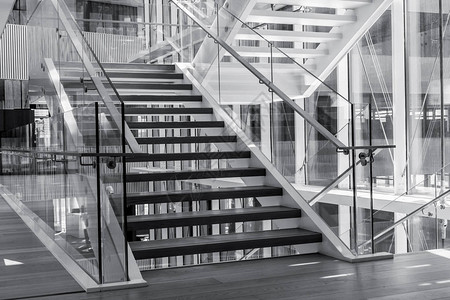 现代建筑大楼的室内楼梯图片
