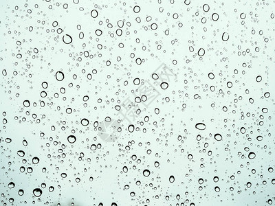 玻璃汽车纹理背景上的水滴或雨滴图片
