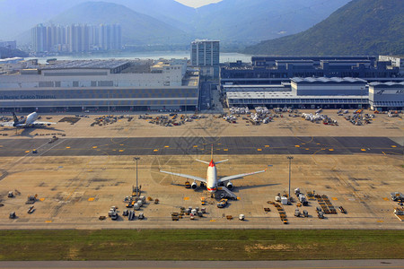 国泰航空飞机准备在日在香港机场登机国泰航空成立于1946年这家公司成为香港著名的图片