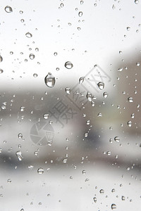 冬天下雨窗户上滴水图片