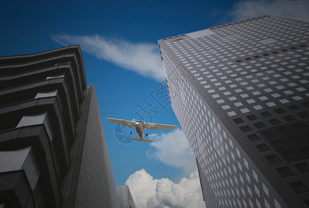 空中的摩天大楼和飞机图片