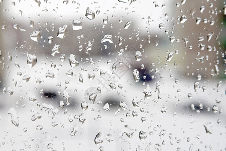 冬天下雨窗户上滴水图片