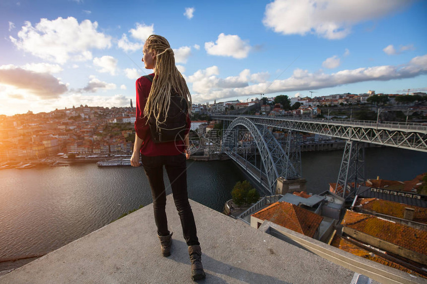在葡萄牙波尔图杜罗河对面的DomLuisI桥对面的观景台上图片