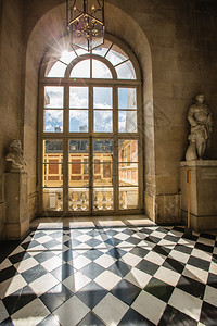 法国凡尔赛宫的豪华宫殿玻璃窗图片