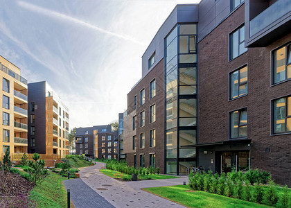 现代欧洲公寓住宅建筑群和户外设施图片