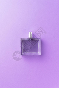 在紫色背景的香水瓶图片