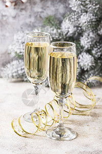 香槟杯子庆祝新年的传统饮图片