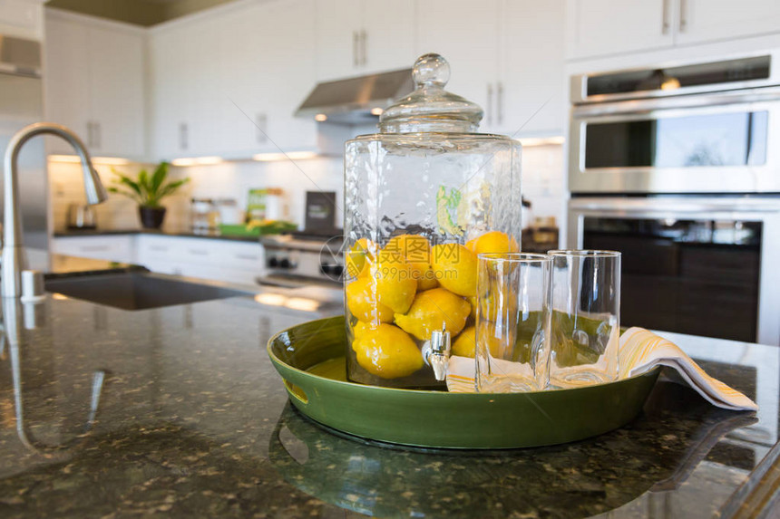 用柠檬装满的炊具和饮用水杯室内厨图片