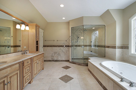 带玻璃淋浴间和大浴缸的主浴室图片