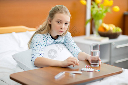 生病的小女孩在医图片
