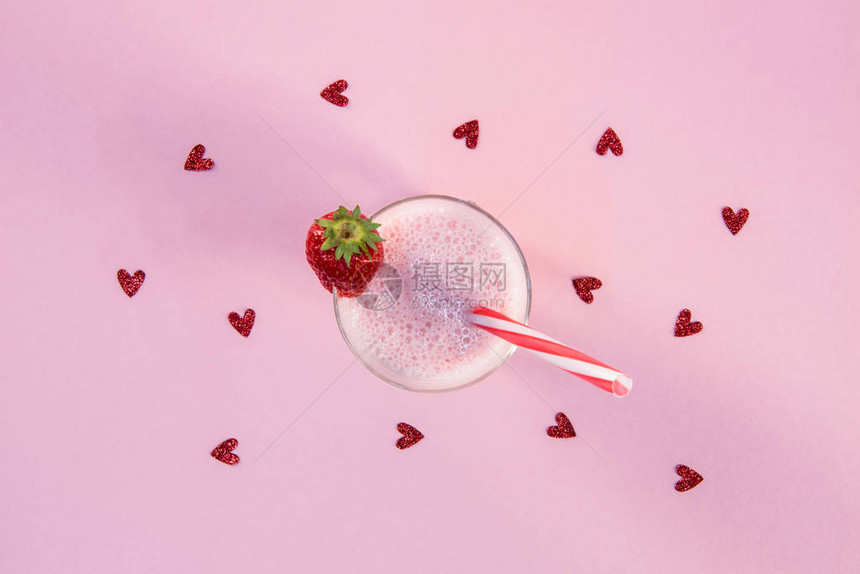 玻璃中草莓奶昔粉色表面有饮用稻图片